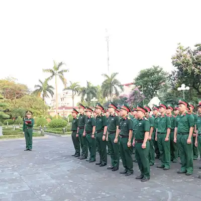ĐOÀN CÔNG TÁC HỌC VIỆN HẬU CẦN DÂNG HƯƠNG TƯỞNG NIỆM CHỦ TỊCH HỒ CHÍ MINH TRƯỚC CHUYẾN CÔNG TÁC TẠI QUẦN ĐẢO TRƯỜNG SA, NHÀ GIÀN DK1